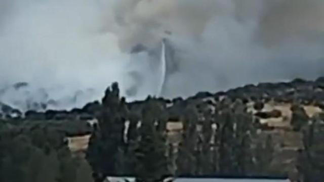 El dispositivo aéreo arroja agua sobre el incendio declarado hoy en Ólvega