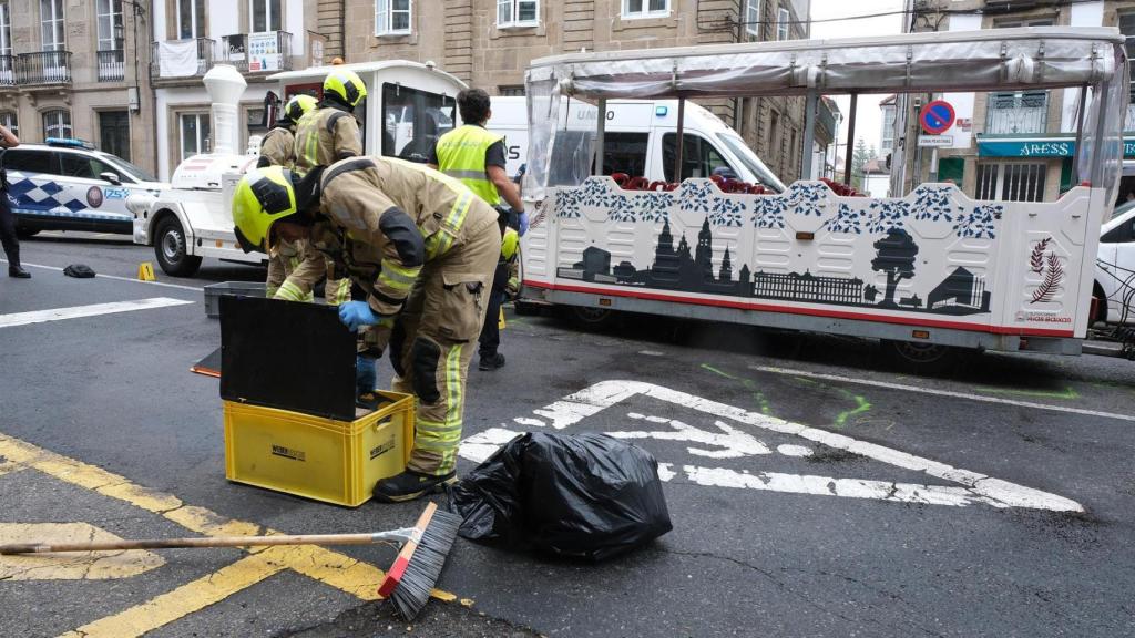 Bomberos en el lugar dónde una mujer ha muerto tras ser atropellada por un tren turístico, a 29 de agosto de 2025, en Santiago de Compostela, A Coruña, Galicia (España).