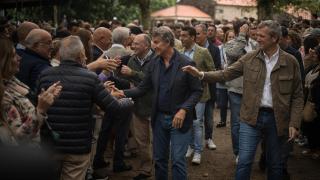 El secretario general del Partido Popular, Miguel Tellado; el presidente del Partido Popular, Alberto Núñez Feijóo; y el presidente del PPdeG, Alfonso Rueda; durante la inauguración del curso político del PP, en la Carballeira de San Xusto, a 31 de