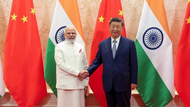 Xi Jinping y Narendra Modi durante su reunión antes de la cumbre de la OCS.