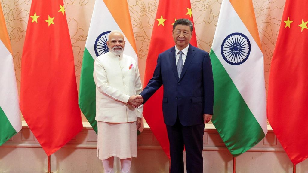 Xi Jinping y Narendra Modi durante su reunión antes de la cumbre de la OCS.