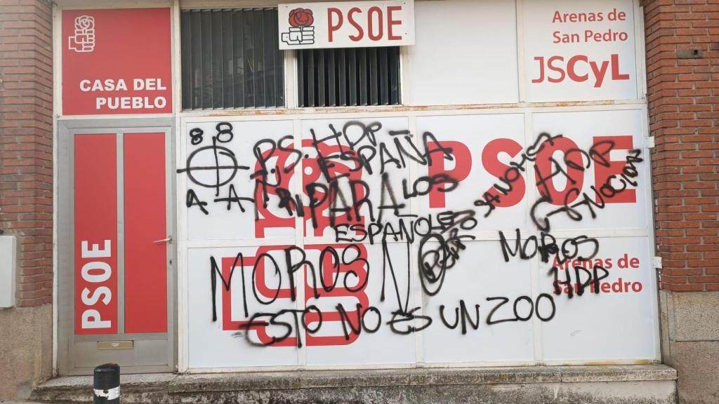 Carlos Martínez Mínguez condena las pintadas nazis en la Casa del Pueblo de Arenas de San Pedro