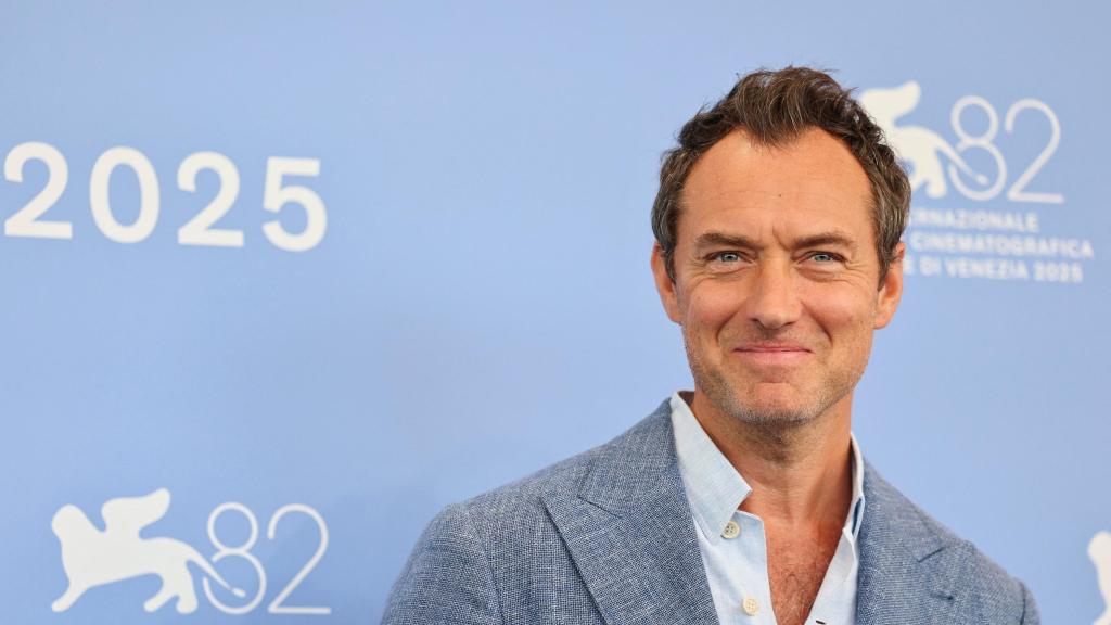 Jude Law en el photocall del Festival de cine de Venecia 2025. Foto: Yara Nardi / Reuters