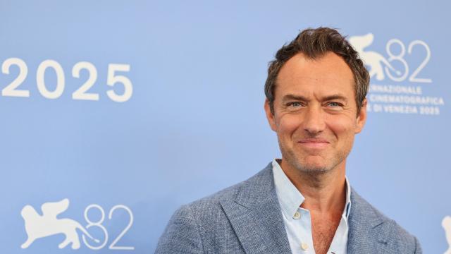 Jude Law en el photocall del Festival de cine de Venecia 2025. Foto: Yara Nardi / Reuters