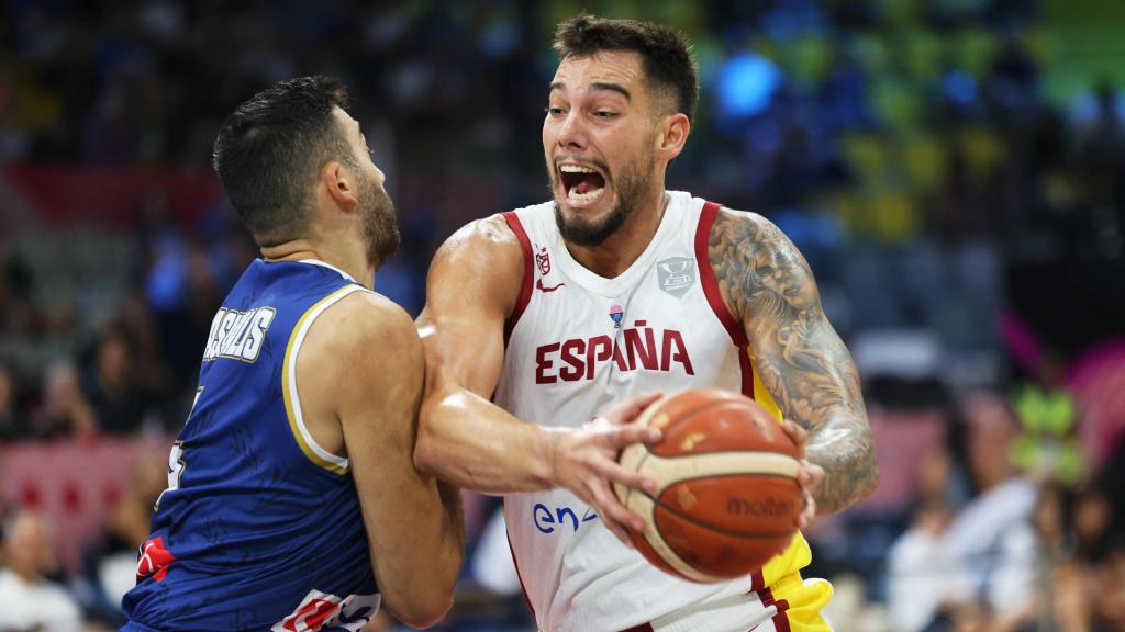 Willy Hernangómez penetra a canasta en el duelo ante Chipre.