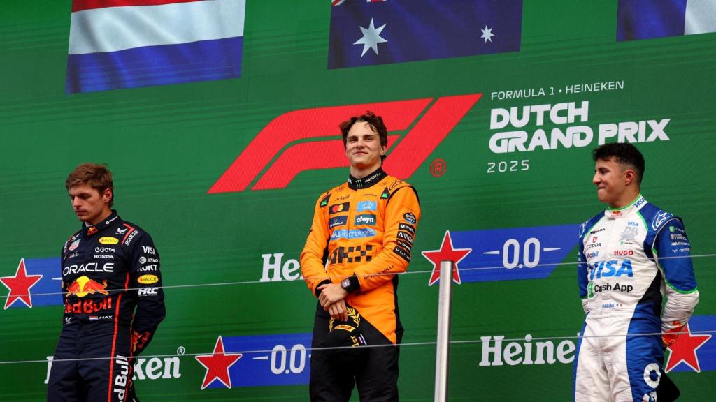 Piastri celebra en el podio después de ganar el Gran Premio de Países Bajos.