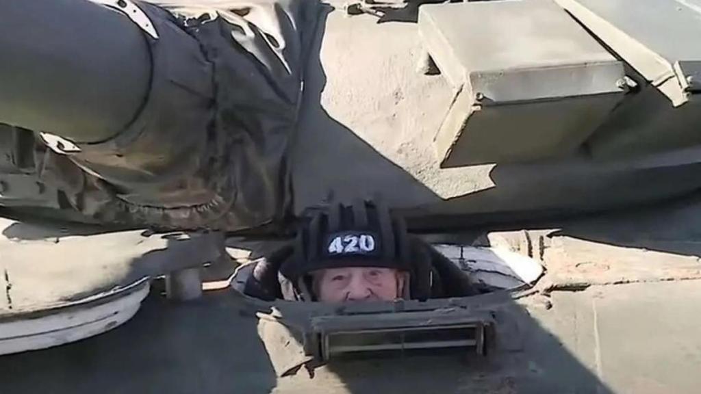 María Koltakova, en el asiento del piloto de un tanque T-72.