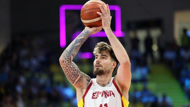 Juancho Hernangómez lanza un tiro libre en el partido ante Chipre.