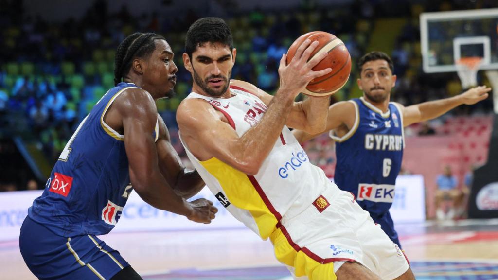 Aldama protege el balón durante el partido entre España y Chipre.
