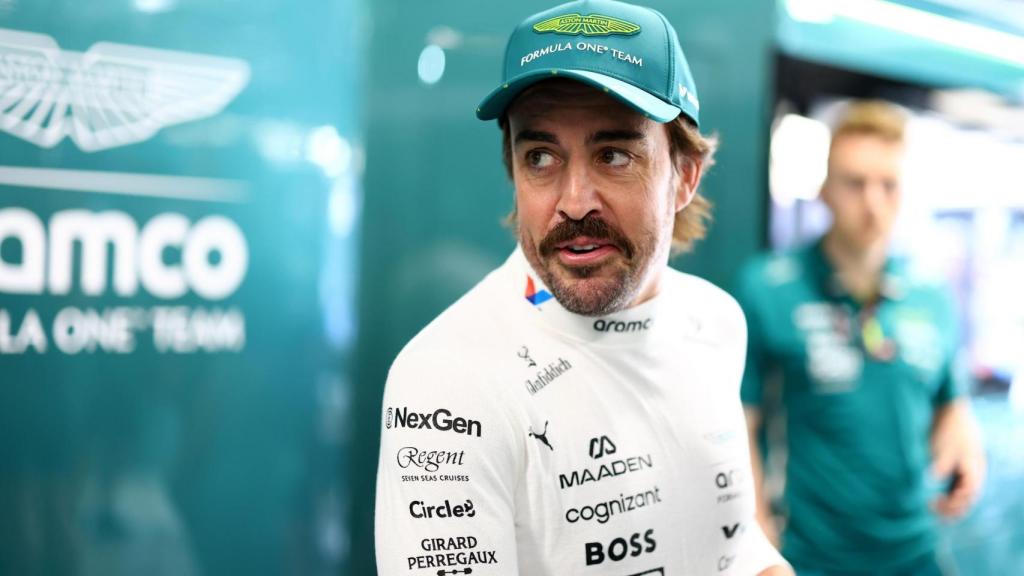 Fernando Alonso, en el box de Aston Martin
