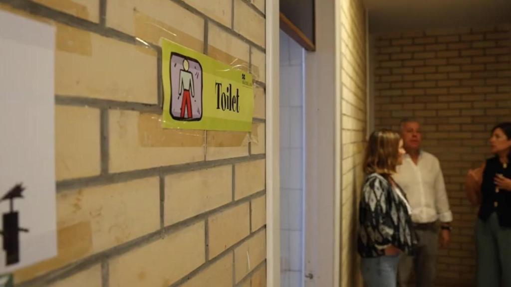 Entrada al baño de uno de los colegios de Sevilla.