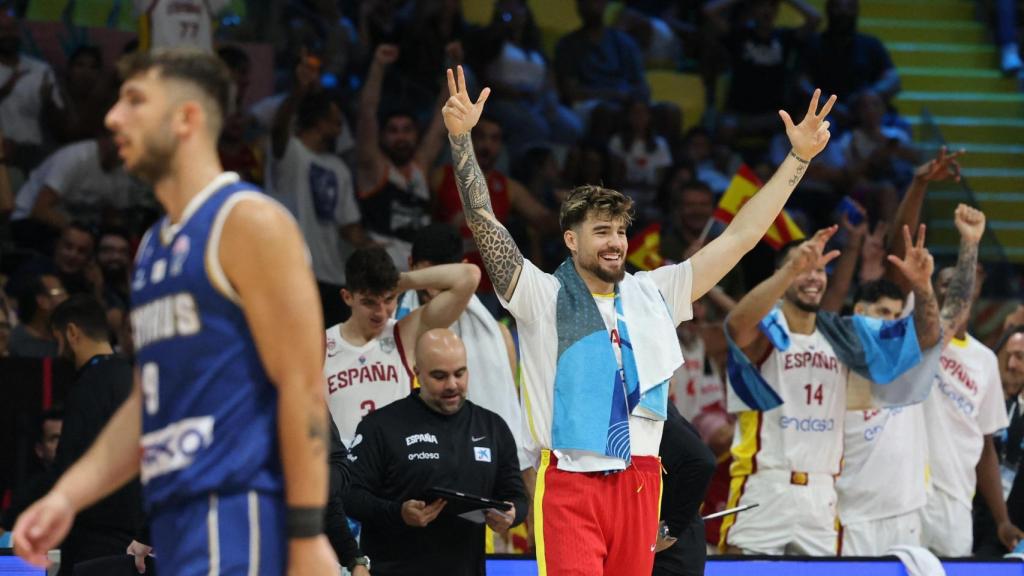 Los jugadores españoles celebran un triple de Parra desde el centro del campo.