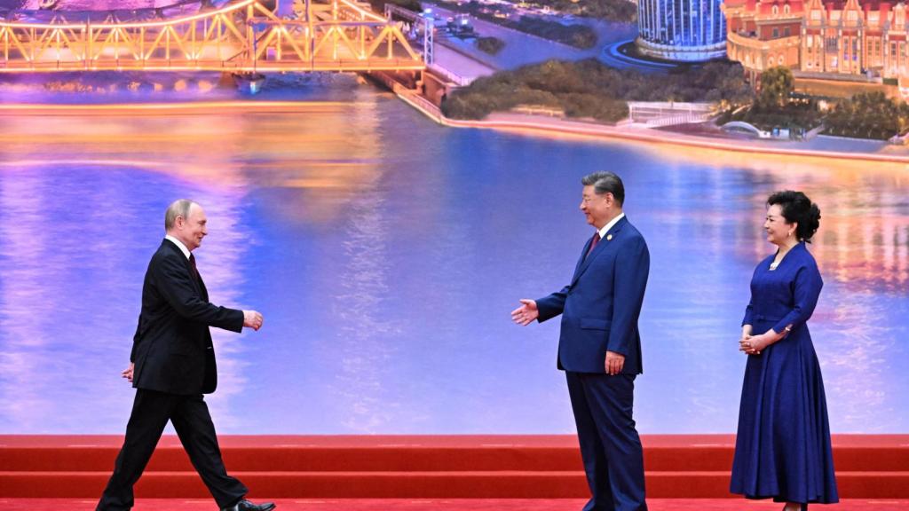 Putin camina para encontrarse con Xi en la cumbre de la OCS.