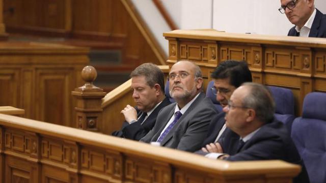 Emiliano García-Page, junto a los vicepresidentes José Luis Martínez Guijarro y José Manuel Caballero, y al Consejero de Hacienda, Administraciones Públicas y Transformación Digital, Juan Alfonso Ruiz Molina, en un pleno de las Cortes de Castilla-La Mancha.