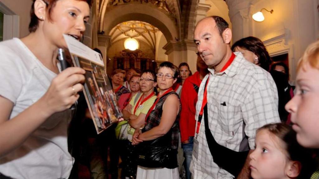 Un grupo de turistas en una visita guiada en la catedral de Tarazona.