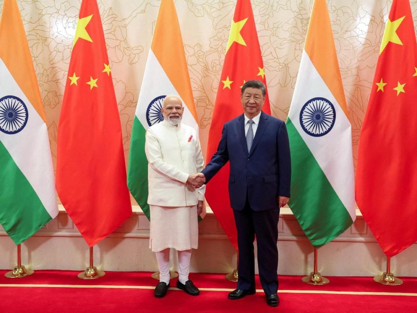 El presidente chino, Xi Jinping, recibe en la ciudad portuaria de Tianjin al primer ministro indio, Narendra Modi.