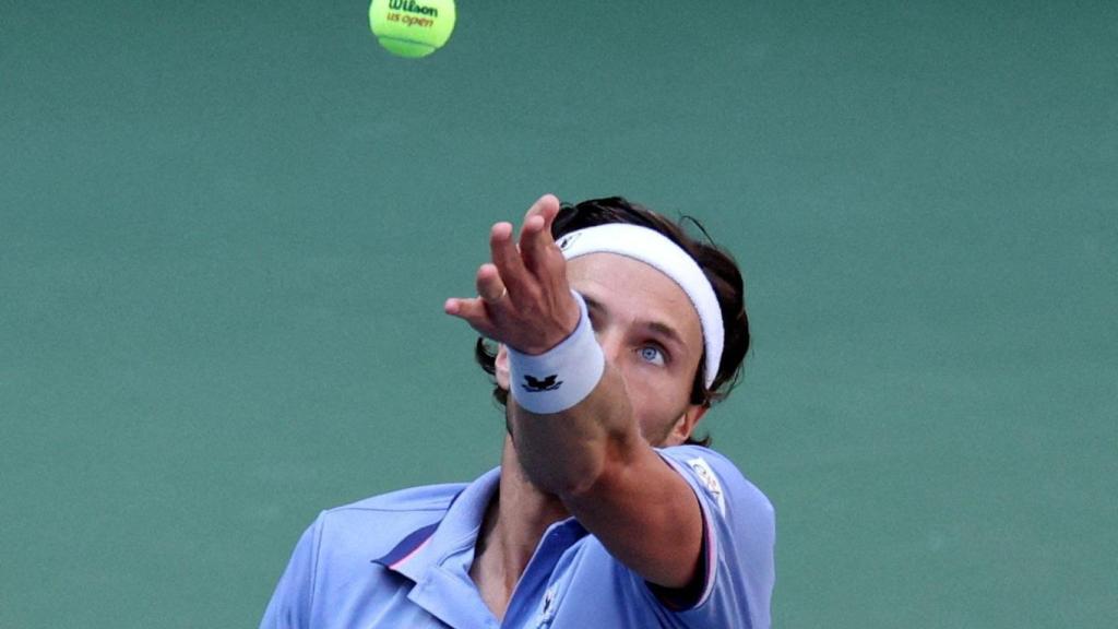 Arthur Rinderknech sirve durante su duelo frente a Alcaraz.