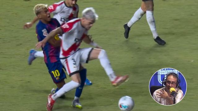 Imagen de la polémica jugada y el exárbitro Iturralde González.