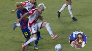 Imagen de la polémica jugada y el exárbitro Iturralde González.