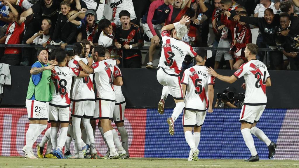 Los jugadores del Rayo celebran el tanto del empate.