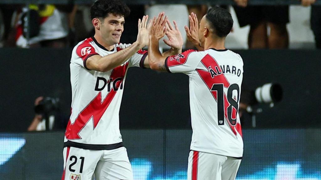 Los jugadores del Rayo celebran el tanto del empate en su duelo ante el Barça.