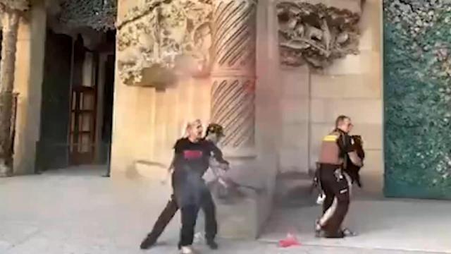 Dos activistas de Futuro Vegetal vandalizan la fachada de la Sagrada Familia.