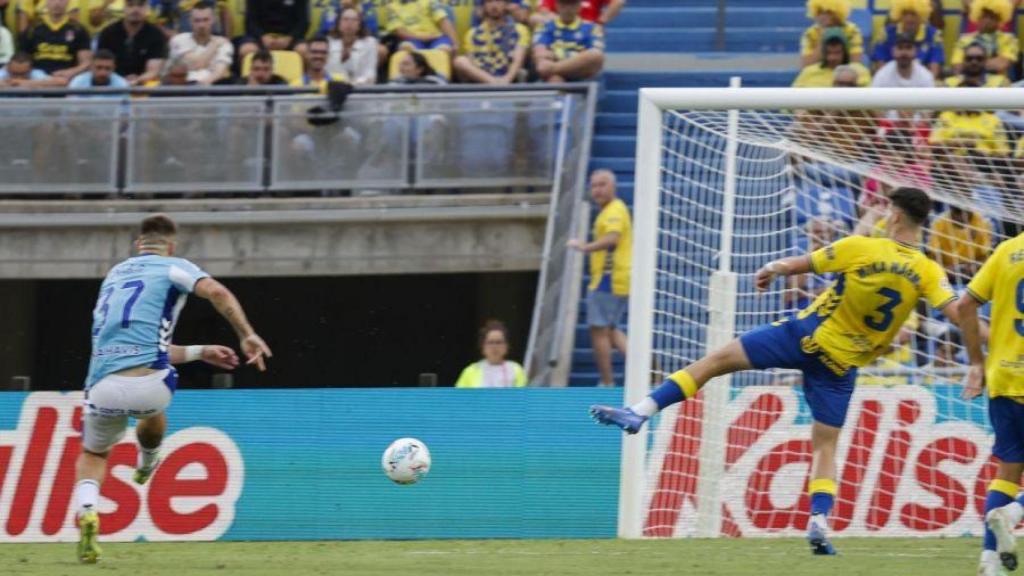 Momento del disparo de Rafa Rodríguez que le valió el 0-1 al Málaga en Las Palmas