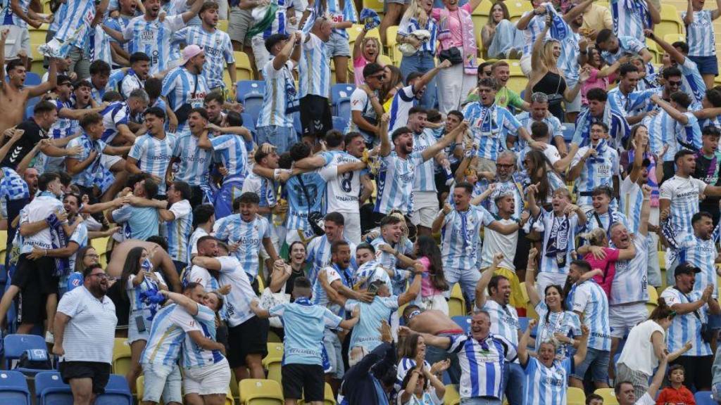 La afición del Málaga celebra el gol de Rafa en Las Palmas