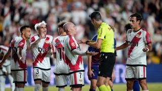 Los jugadores del Rayo estallan contra Busquets Ferrer por el penalti señalado sobre Lamine Yamal.