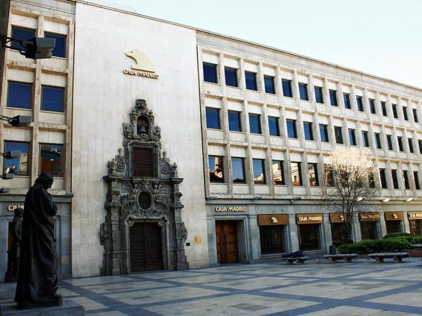 Edificio de 1960 de Caja Madrid. Plaza Descalzas Reales. Madrid