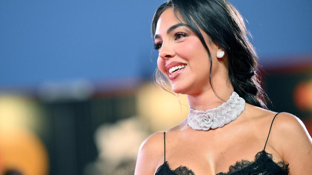 Georgina Rodríguez, sonriente, posando ante los medios.