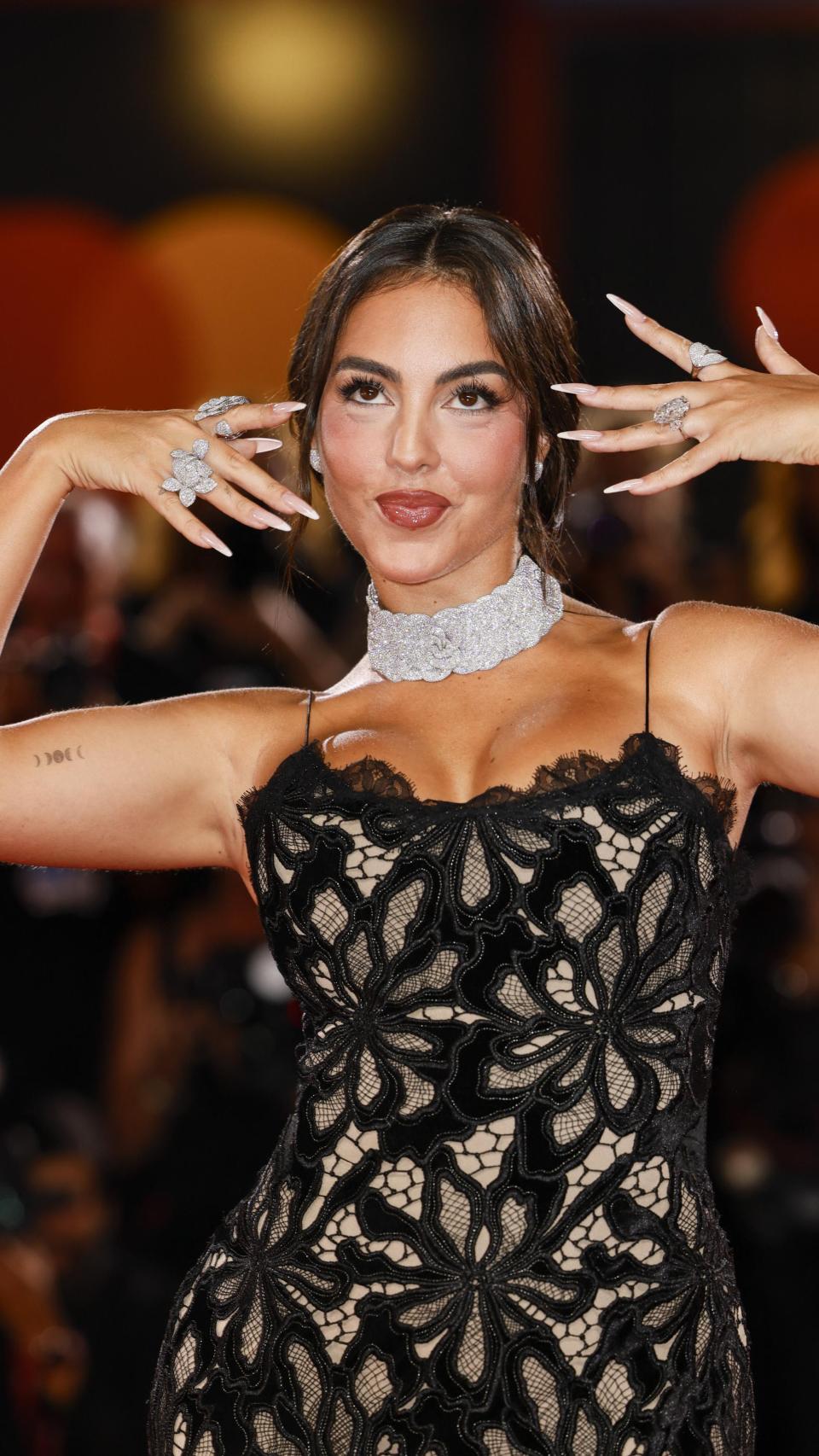 Georgina luciendo su anillo de compromiso.