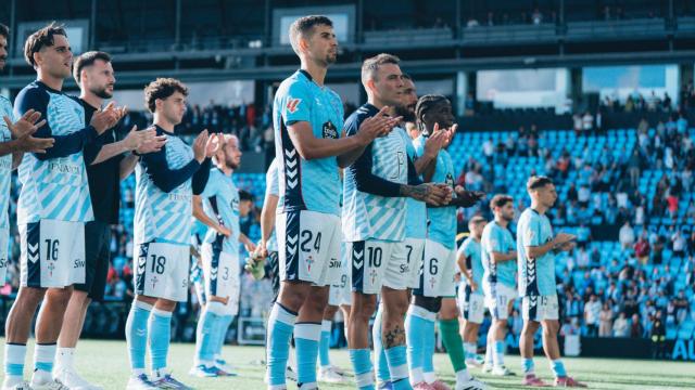 Los jugadores del Celta aplauden a la grada tras el empate ante el Villarreal.
