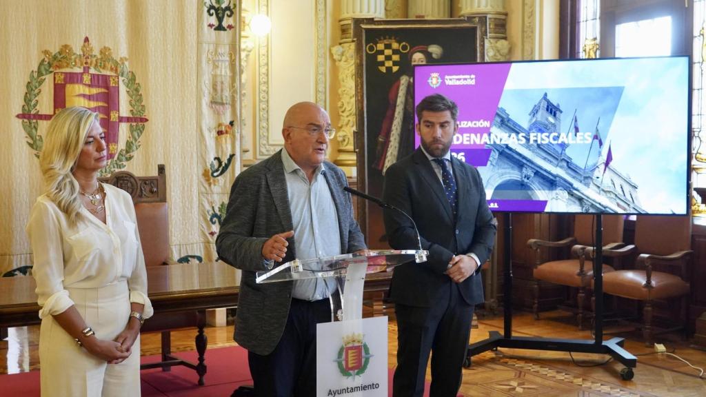 El alcalde de Valladolid, Jesús Julio Carnero, informa junto a Irene Carvajal y Francisco Blanco las nuevas medidas fiscales en materia tributaria que beneficiarán a los vallisoletanos.