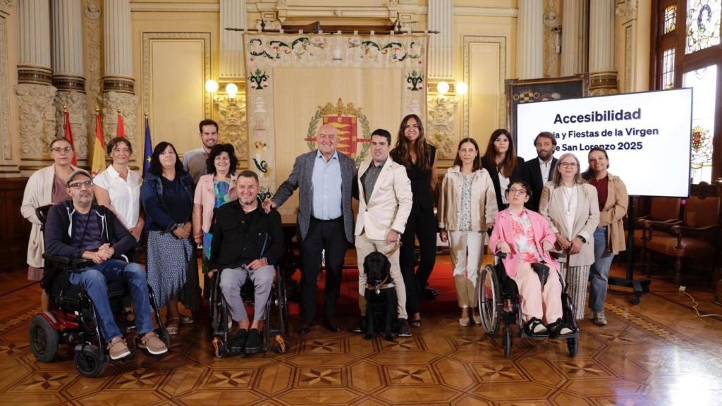 Jesús Julio Carnero, junto a entidades del sector, Rodrigo Nieto y Blanca Jiménez, presenta las medidas en materia de accesibilidad durante las fiestas de la Virgen de San Lorenzo