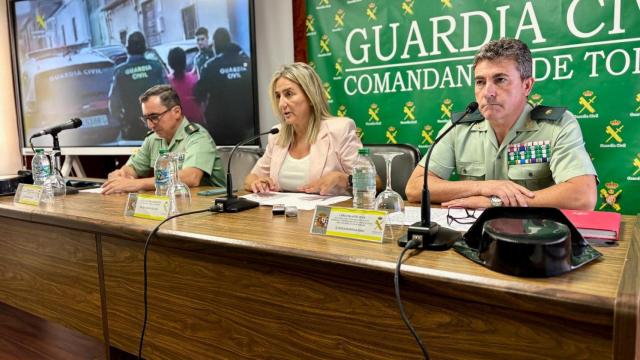 Milagros Tolón, delegada del Gobierno en Castilla-La Mancha, junto al coronel José María Gil Armario y el comandante Matías Martínez.