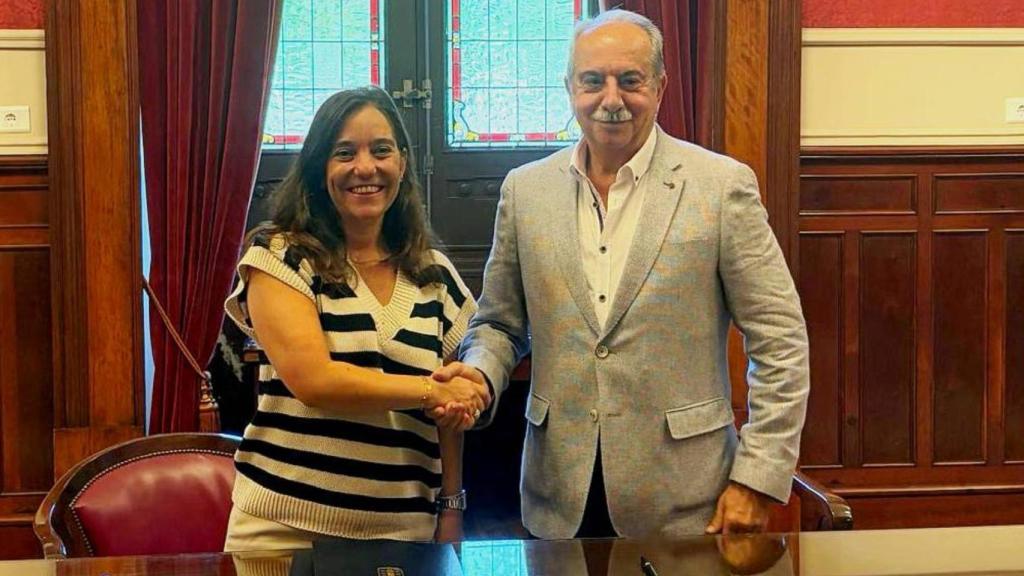 La alcaldesa de A Coruña, Inés Rey, y el presidente de la Cámara, Antonio Couceiro, han firmado hoy dos convenios de colaboración.