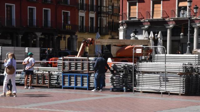 Inicio de los trabajos de montaje del escenario de las Ferias y Fiestas de la Virgen de San Lorenzo 2025 en la Plaza Mayor de Valladolid