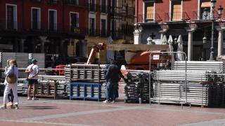 Inicio de los trabajos de montaje del escenario de las Ferias y Fiestas de la Virgen de San Lorenzo 2025 en la Plaza Mayor de Valladolid