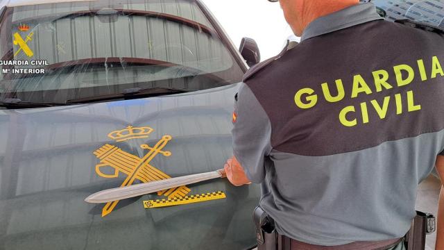 Un agente de la Guardia Civil con el machete