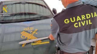 Un agente de la Guardia Civil con el machete