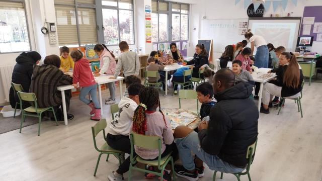 Alumnos y sus familias en una actividad del  CEIP Ramiro Solans.
