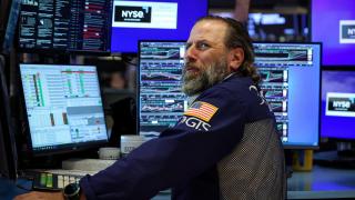 Un operador trabaja en el parqué de la Bolsa de Nueva York.