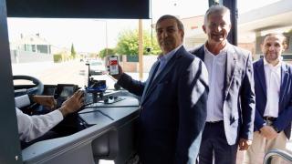 El consejero de Movilidad y Transformación Digital, José Luis Sanz Merino, presenta la puesta en marcha del transporte gratuito para empadronados en Castilla y León con Buscyl, en el municipio vallisoletano de Arroyo de la Encomienda, este lunes