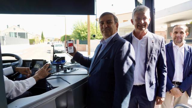 El consejero de Movilidad y Transformación Digital, José Luis Sanz Merino, presenta la puesta en marcha del transporte gratuito para empadronados en Castilla y León con Buscyl, en el municipio vallisoletano de Arroyo de la Encomienda, este lunes