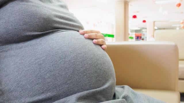 Una mujer embarazada.