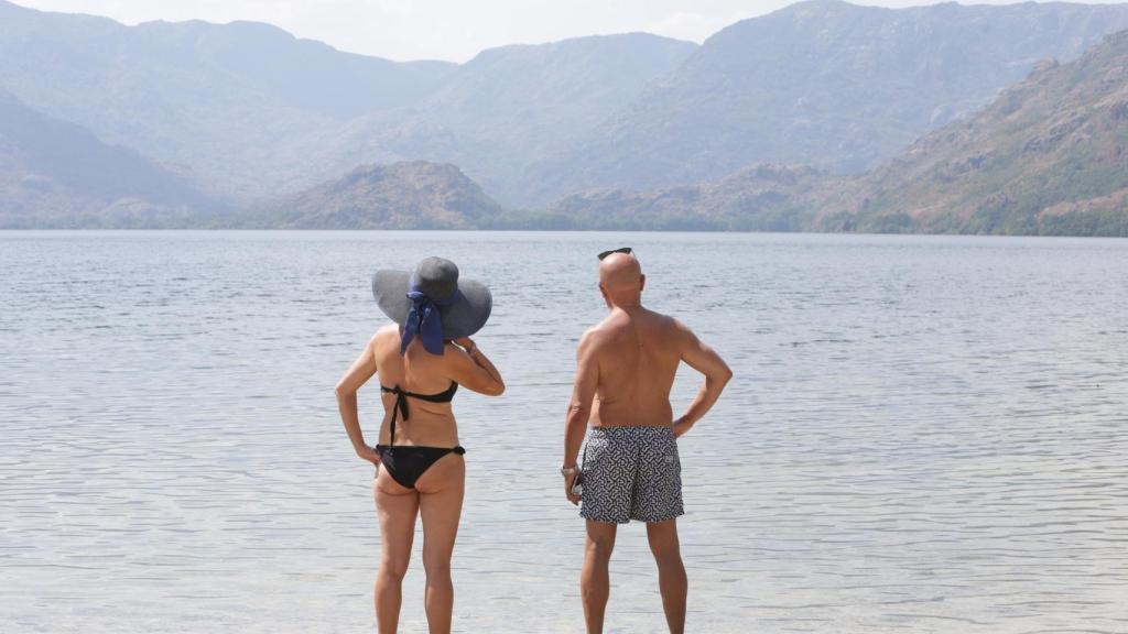 Turistas viendo los trabajos de extinción en el Lago de Sanabria