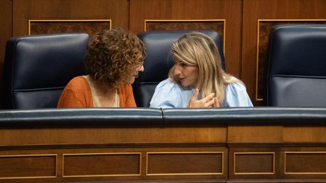 La vicepresidenta primera y ministra de Hacienda, María Jesús Montero (i) y la vicepresidenta segunda y ministra de Trabajo, Yolanda Díaz (d). Alejandro Martínez Vélez / Europa Press