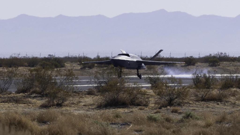 El dron de combate YFQ-42 durante su primer vuelo