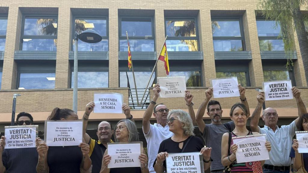 Miembros de la Asociación de Víctimas Mortales de la Dana del 29 de octubre se han concentrado este lunes frente a los juzgados de Catarroja. EFE/Raquel Segura